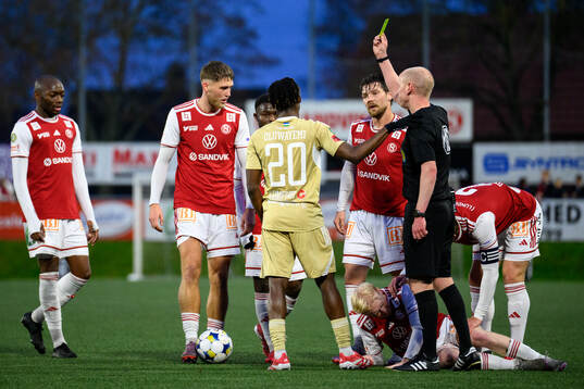 Östersunds Michael Aduragbemi Oluwayemi tilldelas gult kort