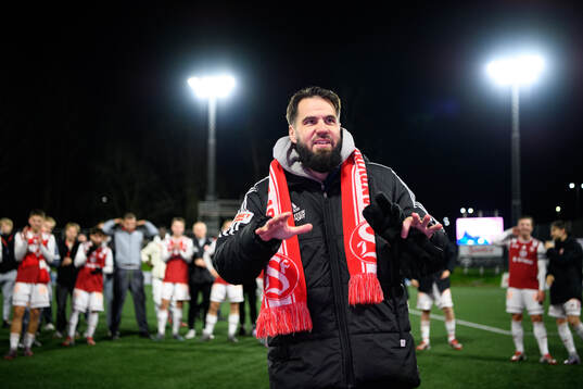 Sandvikens IFs huvudtränare Eldar Abdulic jublar