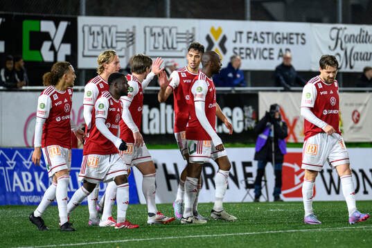 Sandvikens IFs Liam Vabö jublar med lagkamrater