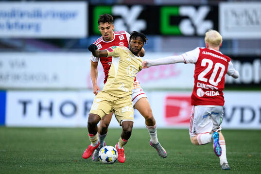 Sandvikens IFs Liam Vabö och Östersunds Michael