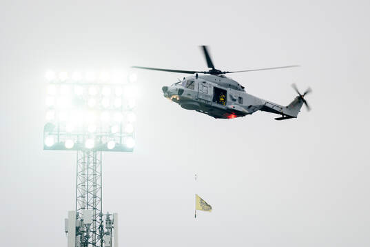 En helikopter med Mjällby-flagga