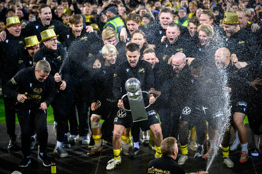Mjällbys Jesper Gustavsson höjer pokalen