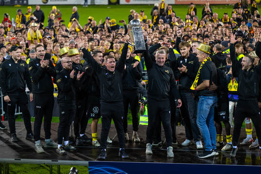 Mjällby jublar med Lennart Johanssons pokal