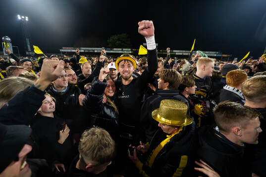 Mjällbys målvakt Noel Törnqvist jublar