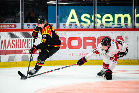 Brynäs Oskar Lindblom och Malmö Redhawks Robin Salo