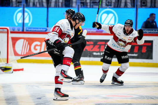 Malmö Redhawks Axel Sundberg jublar
