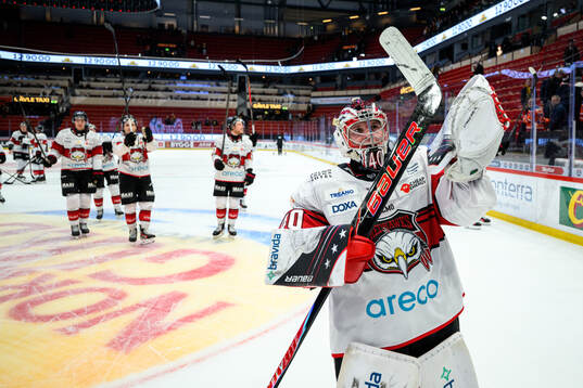 Malmö Redhawks målvakt Oskar Blomgren jublar
