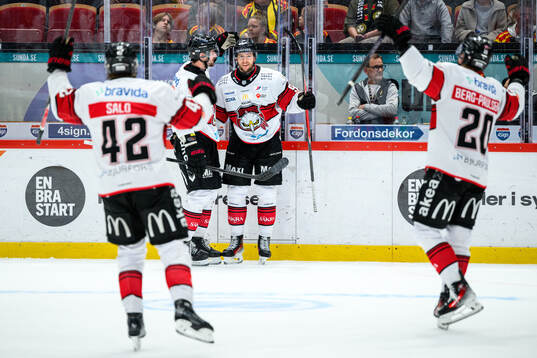 Malmö Redhawks Carl Persson jublar