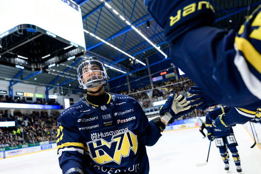 HV71s Jonathan Ang jublar