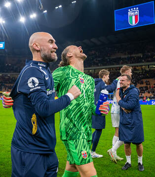 Kit manager Sigurd Ertsås and goalkeeper Ørjan Nyland of