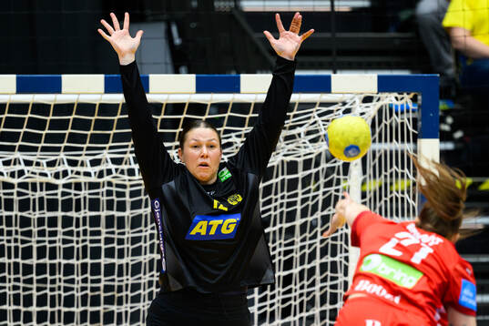 Goalkeeper Filippa Idéhn of Sweden and Andrea Ulrikka