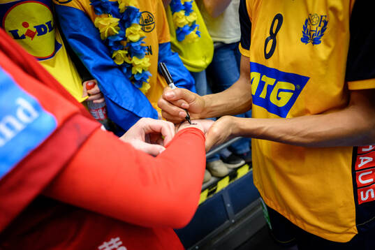 Jamina Roberts of Sweden signs a autograph