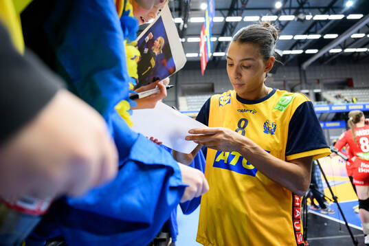 Jamina Roberts of Sweden signs autographs