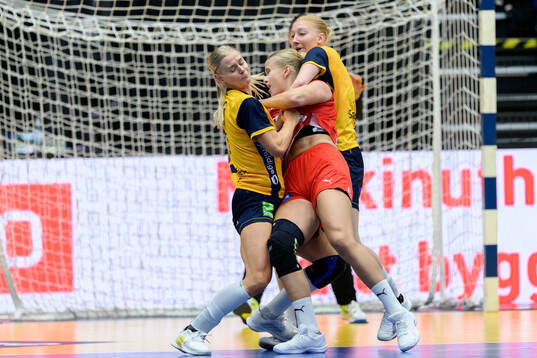 Nina Koppang and Tyra Axnér of Sweden