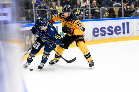 HV71s Riley Woods och Luleås Oscar Engsund