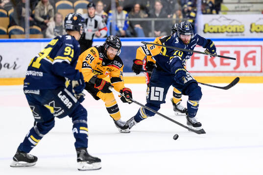 Luleås Brendan Shinnimin och HV71s Lukas Rousek