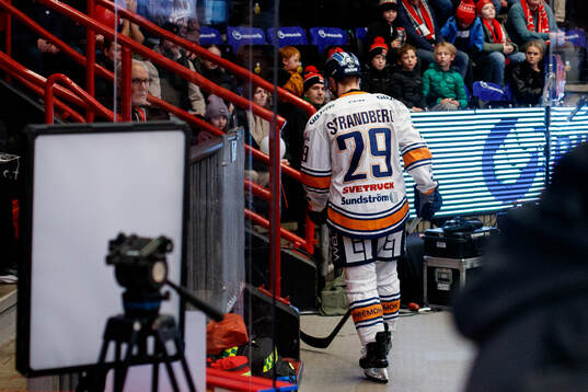 Växjös Sebastian Strandberg lämnar isen