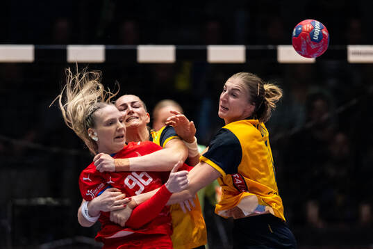 Charlotte Cholevova of Czech Republic and Linn Blohm of