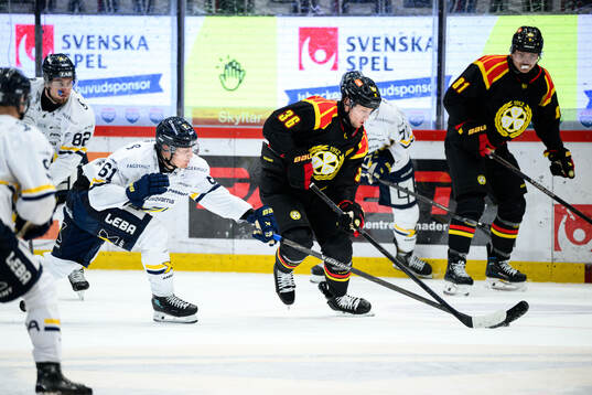HV71s Axel Rindell och Brynäs Linus Ölund