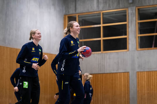 Goalkeeper Johanna Bundsen and Jenny Carlson of the Swedish