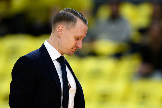 Head coach Mikko Riipinen of Sweden looks dejected