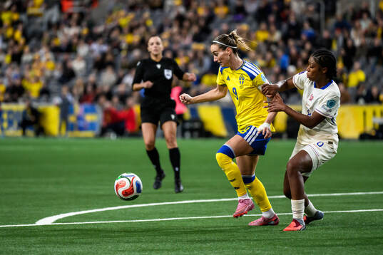 Kosovare Asllani of Sweden and Grace Geyoro of France