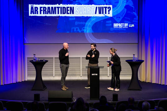 Domare Mikael Holm, Mattias Enroth och moderator Frida