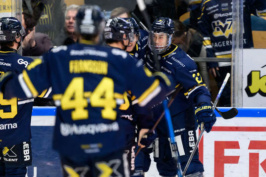 HV71s Jonathan Ang jublar
