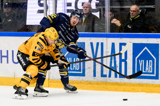 Skellefteås Andreas Johnson och HV71s Santeri Hatakka
