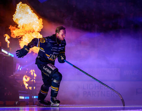 HV71s Oskar Stål-Lyrenäs åker in på isen