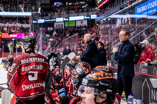 Örebros bås med tränare Niklas Eriksson