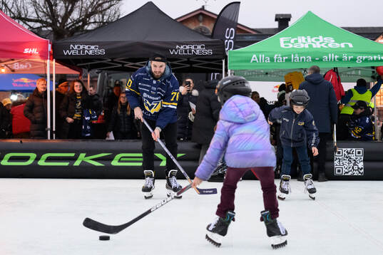 HV71s Lukas Rousek åker rullskridskor på en plast-is
