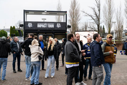 Besökare utanför ishockeymatchen i SHL mellan HV71 och