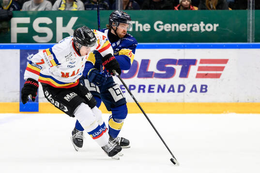 Malmö Redhawks Topi Niemelä och HV71s Riley Woods