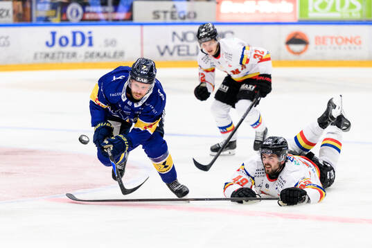 HV71s Mattias Tedenby och Malmö Redhawks Seth Barton