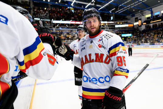 Malmö Redhawks Carl Persson jublar