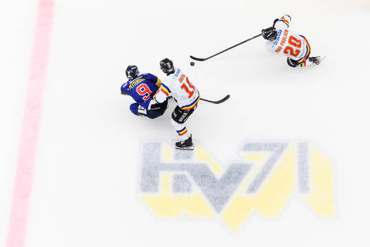 HV71s Hugo Pettersson, Malmö Redhawks Linus Öberg och