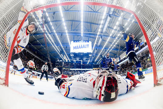 HV71s Lukas Rousek (ej i bild) gör 1-3 bakom Malmö