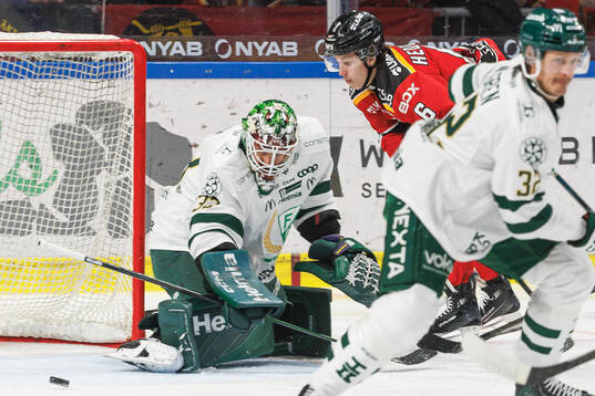 Färjestads målvakt Emil Larmi och Luleås Isac Hedqvist