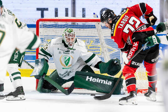 Luleås Ben Tardif med skott mot Färjestads målvakt Emil