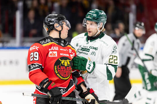 Luleås Erik Gustafsson i samtal med Färjestads Per Åslund