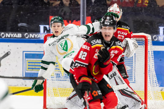 Färjestads spelare faller framför Luleås målvakt