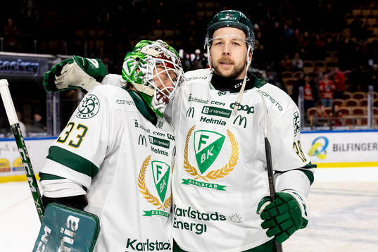 Färjestads Emil Alba och målvakt Emil Larmi jublar