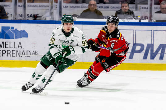Färjestads Lucas Forsell  jagad av Luleås Isac Hedqvist