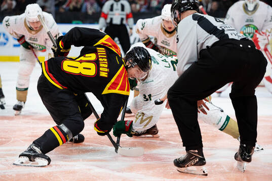 Brynäs Johannes Kinnvall tekar mot Frölundas Nicklas Lasu