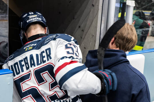 Linköpings Adam Hofbauer har ont och lämnar isen