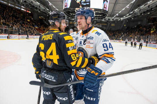 Skellefteås Jonathan Pudas tackar Växjös Joel Persson