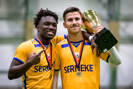 IFK Göteborgs Manassé Diallo och Sebastian Berggren jublar