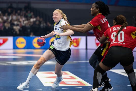 Tyra Axnér of Sweden and Vilma Pegado Nenganga of Angola