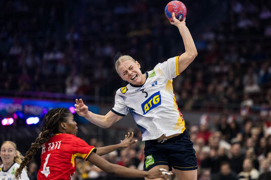Marcela Goncalves Tati of Angola and Nina Koppang of Sweden
